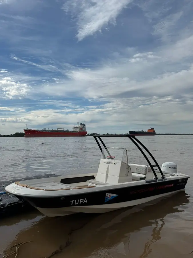 Lancha Marsopa con motor fuera de borda Honda BF150 en el río